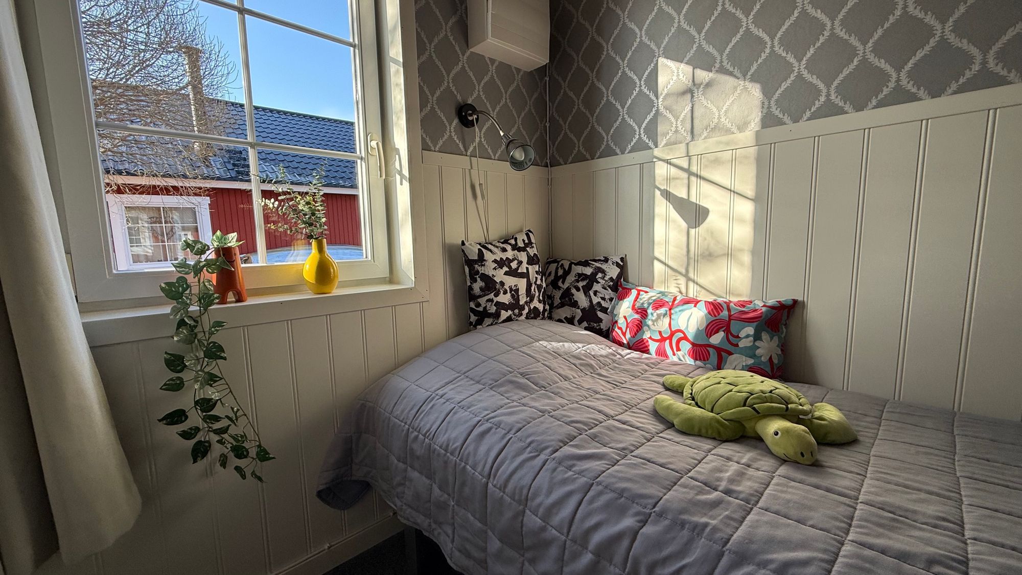 Semesterhus vid sjön med pool och elbåt – bild 14 av 24