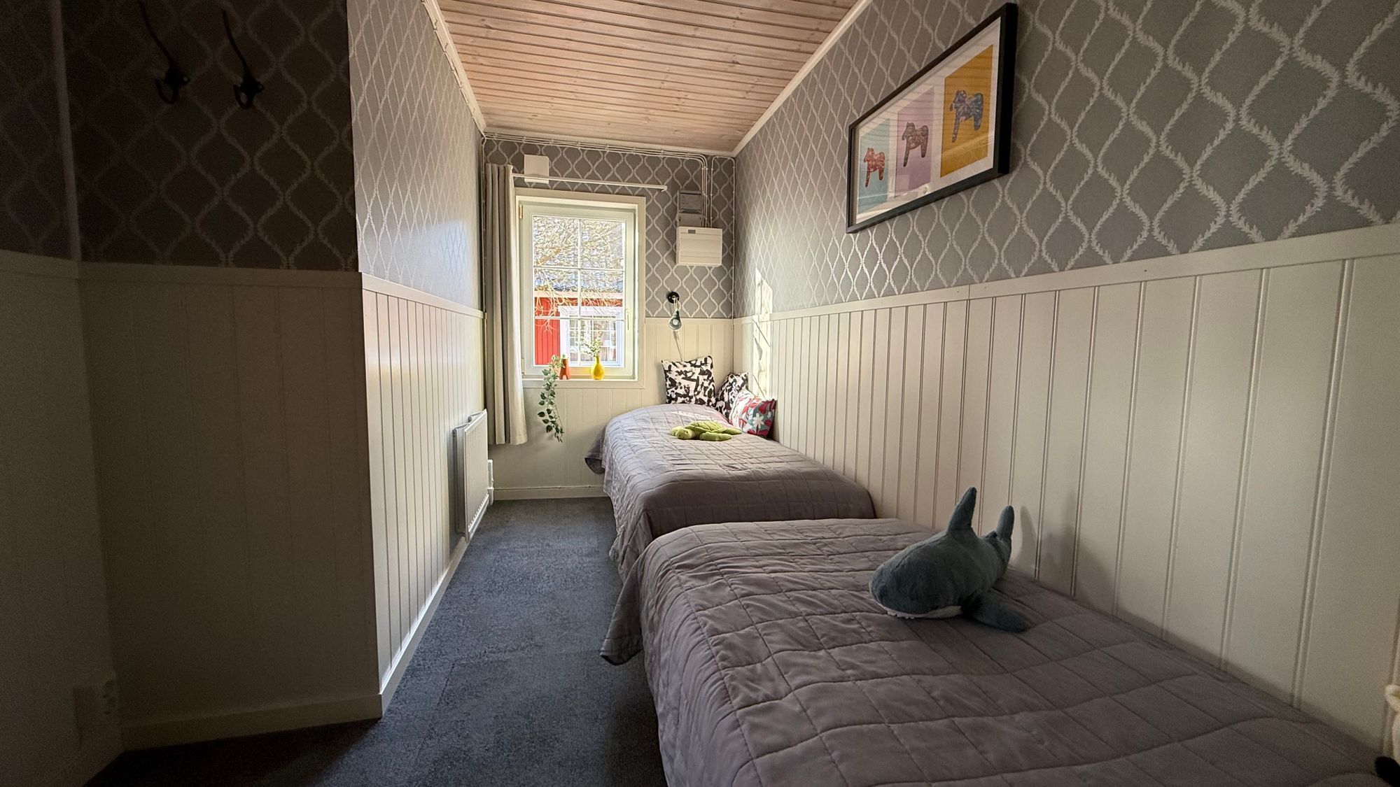 Semesterhus vid sjön med pool och elbåt – bild 15 av 24
