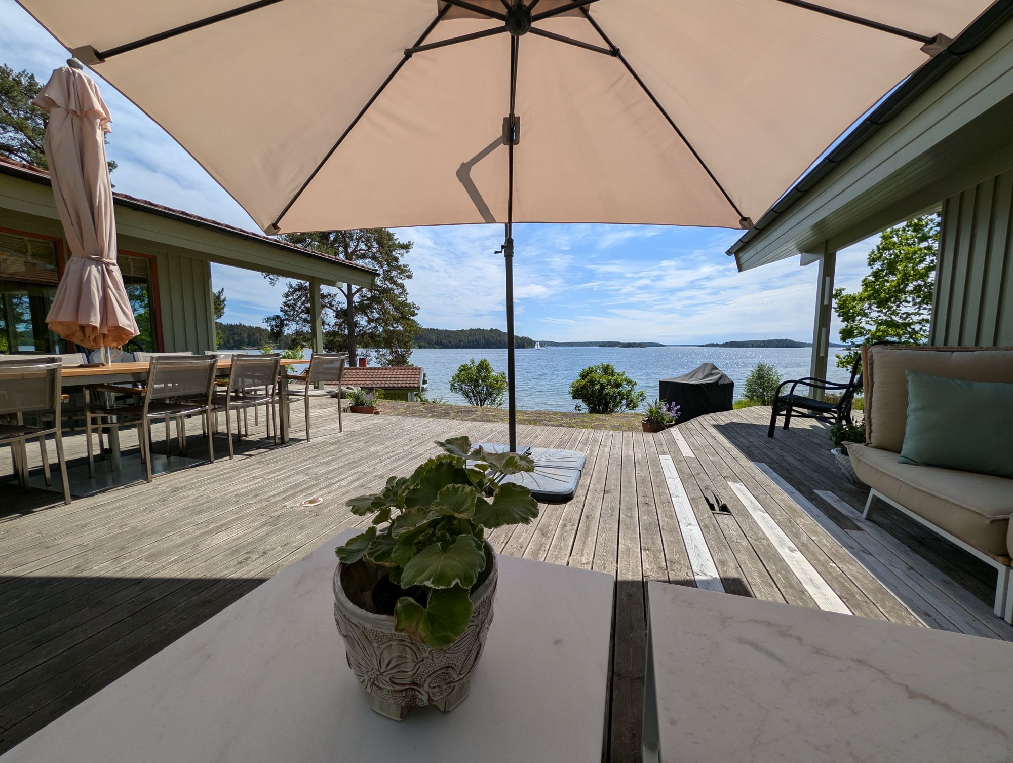 Hus med egen brygga, bastu och sandstrand. – bild 3 av 24