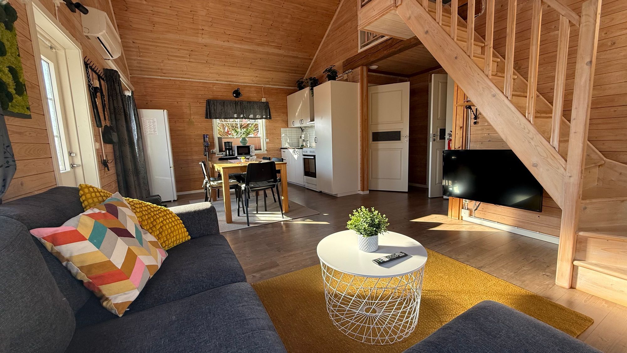 Semesterhus vid sjön med pool och elbåt – bild 8 av 24