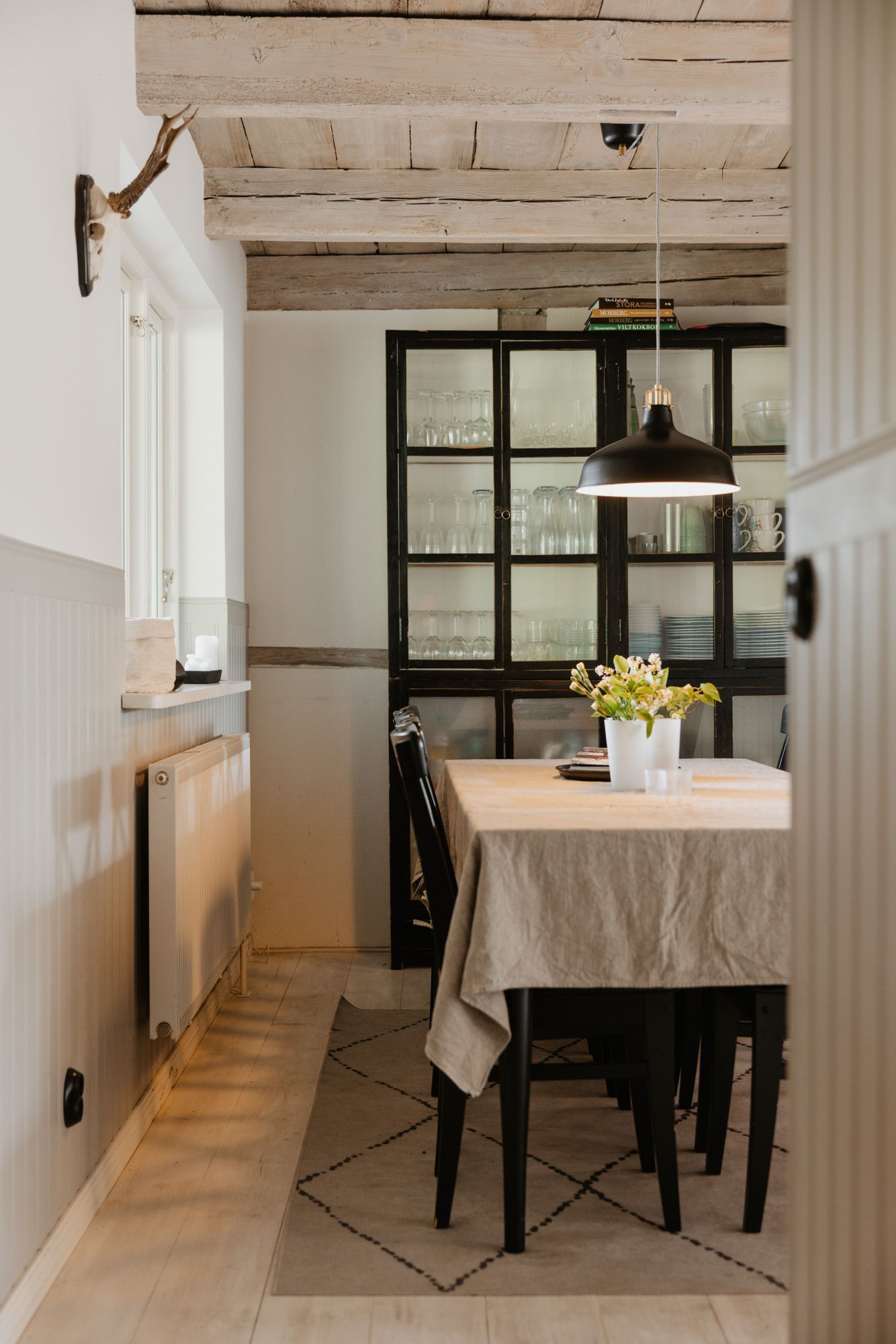 HUS MED POOL PÅ FRIDFULL GÅRD – bild 11 av 24