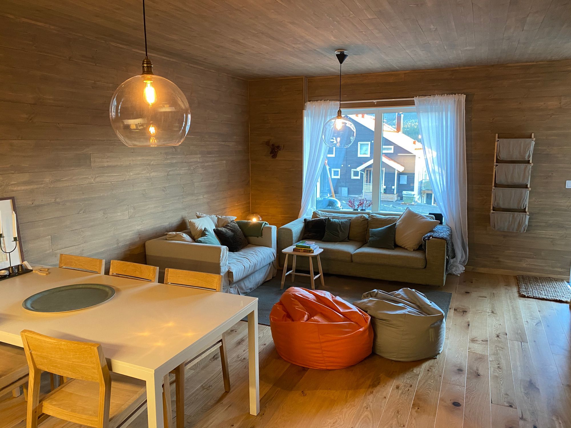Ny lägenhet med stor terass mitt i backen. – bild 2 av 11
