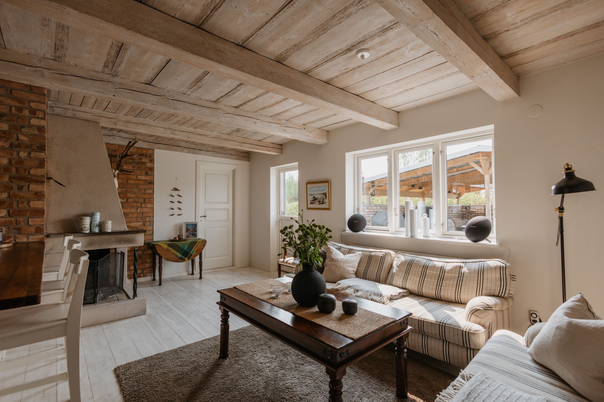 HUS MED POOL PÅ FRIDFULL GÅRD – bild 13 av 24