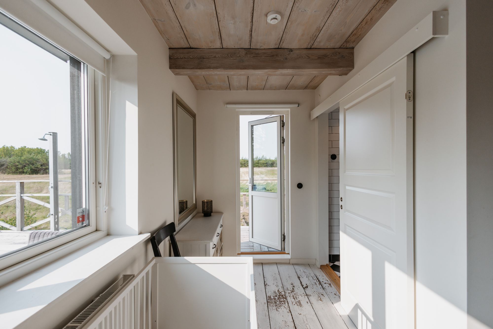HUS MED POOL PÅ FRIDFULL GÅRD – bild 12 av 24