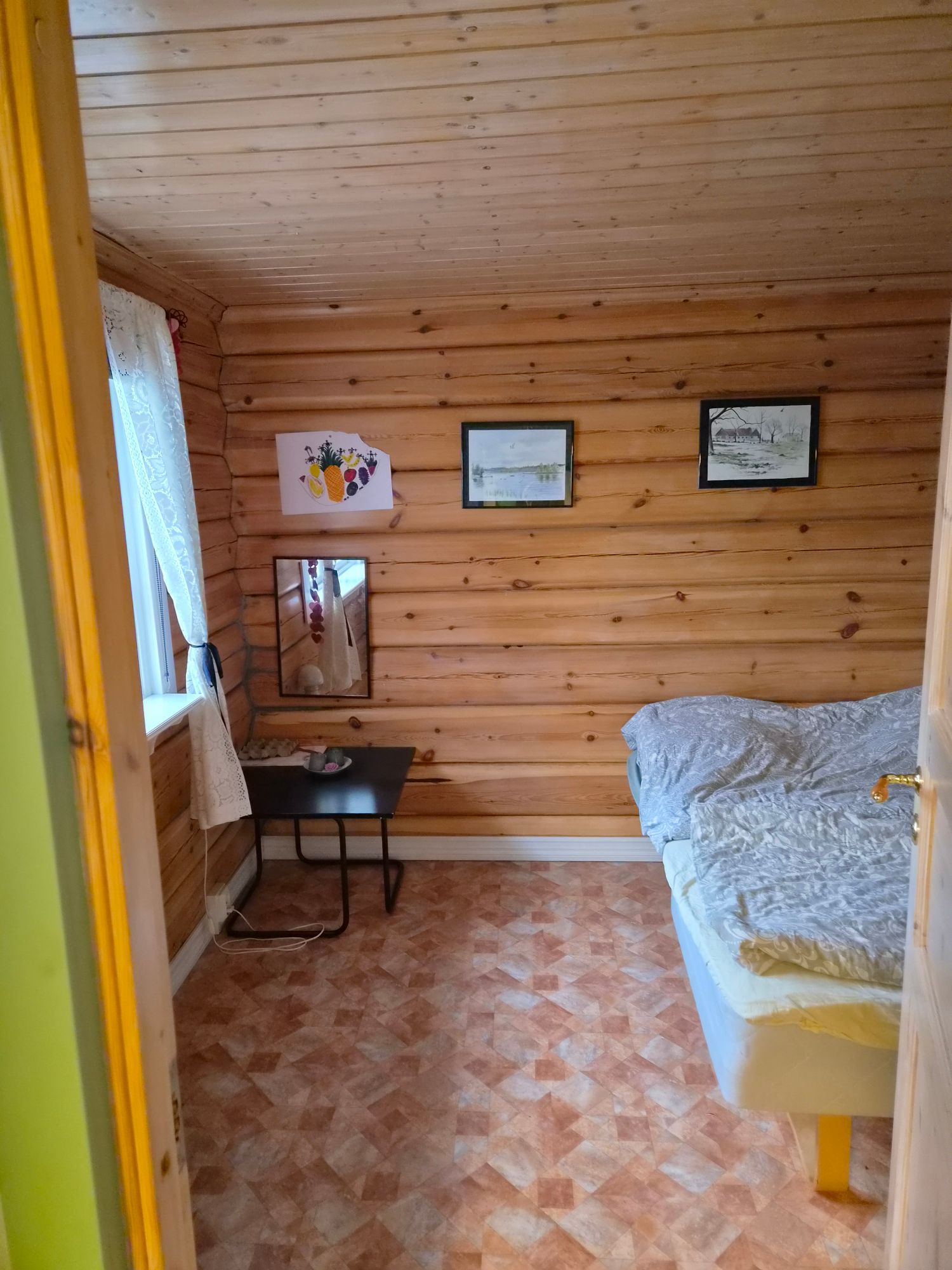 Stuga med strandläge. – bild 8 av 10
