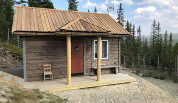 Mysigt attefallshus med toppenläge i Vemdalsskalet