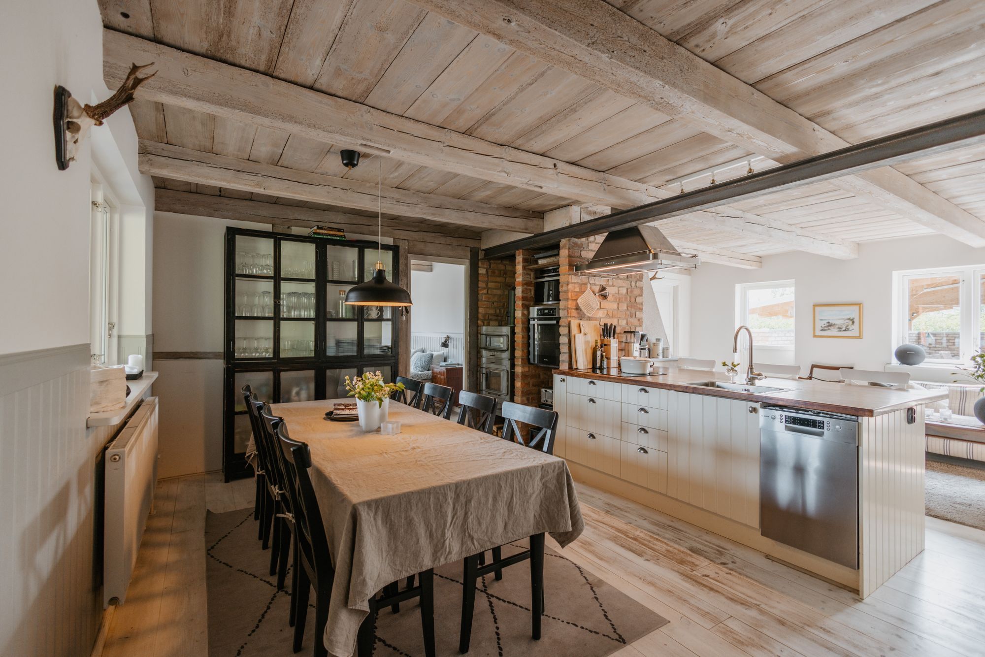 HUS MED POOL PÅ FRIDFULL GÅRD – bild 14 av 24