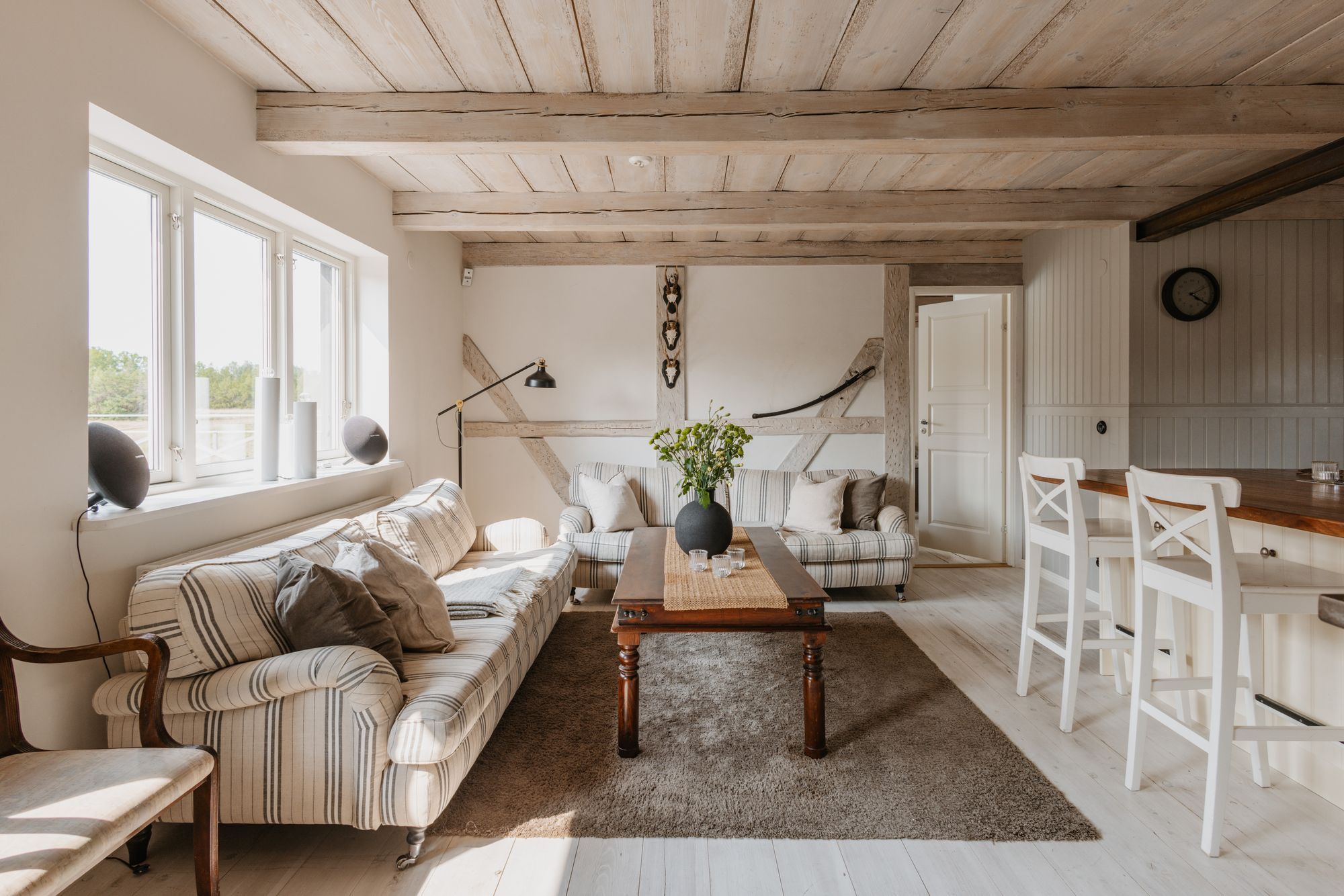 HUS MED POOL PÅ FRIDFULL GÅRD – bild 17 av 24