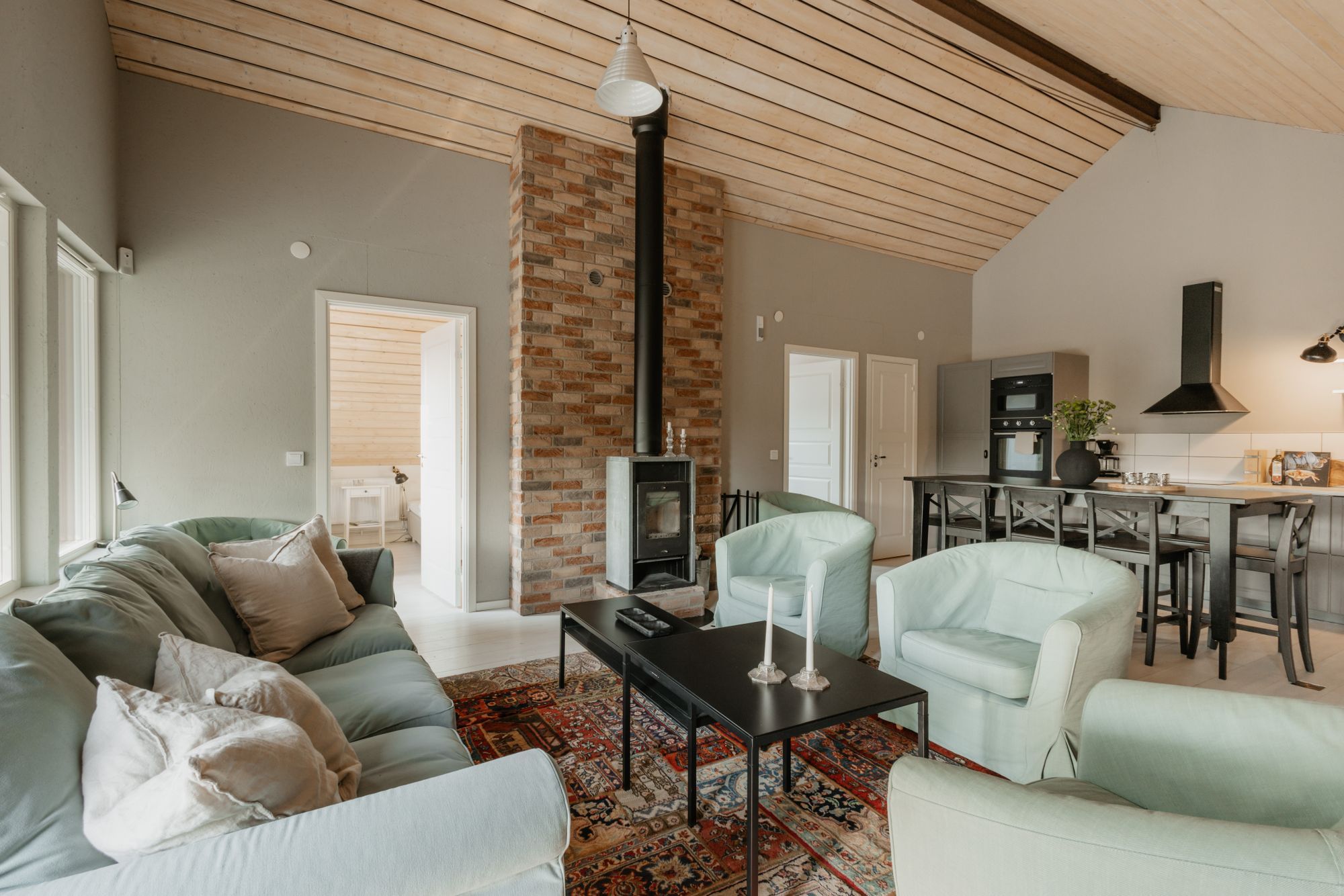 HUS MED POOL PÅ FRIDFULL GÅRD – bild 23 av 24