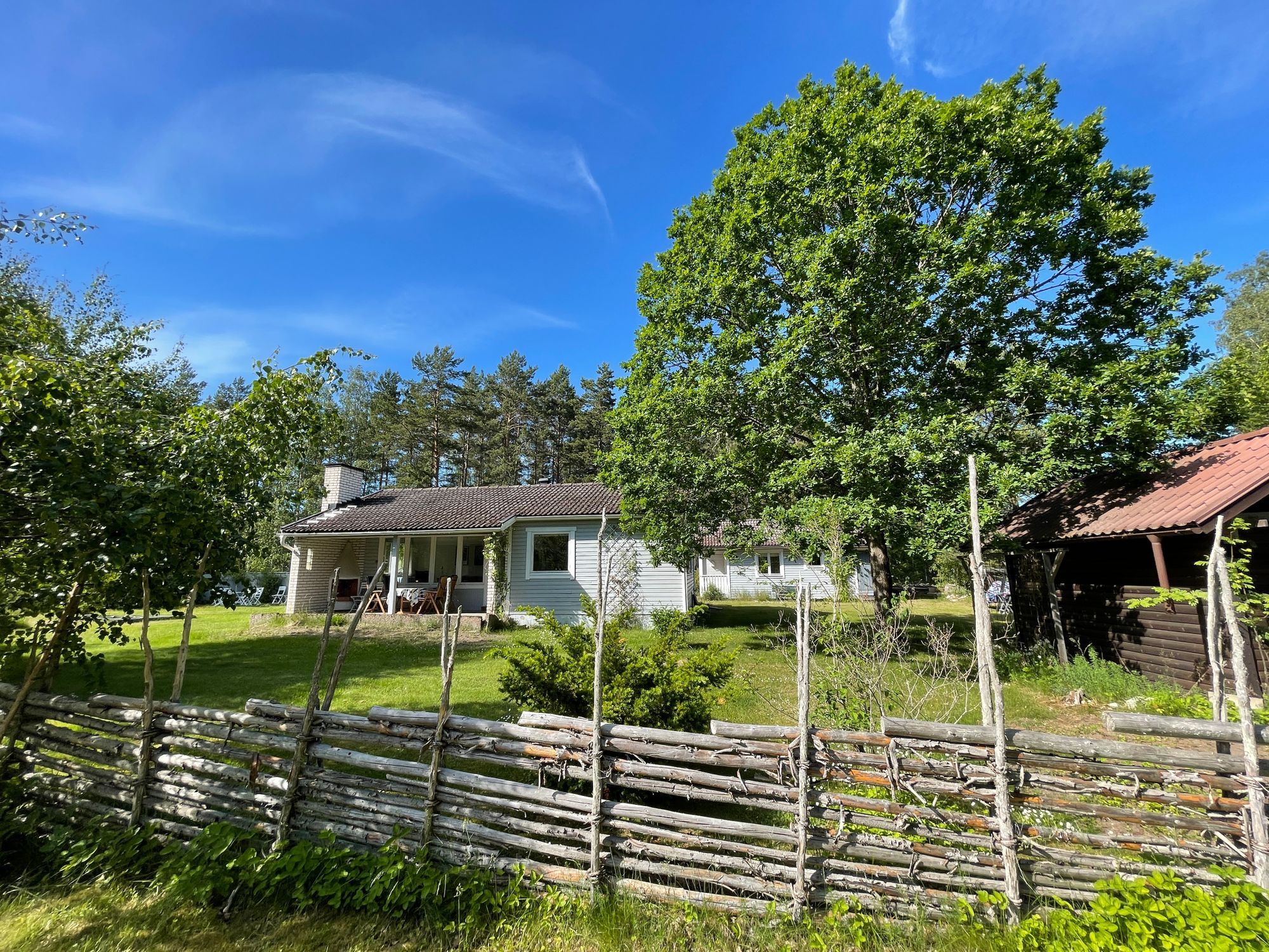 Två stugor i Malexander vid sjön Sommen