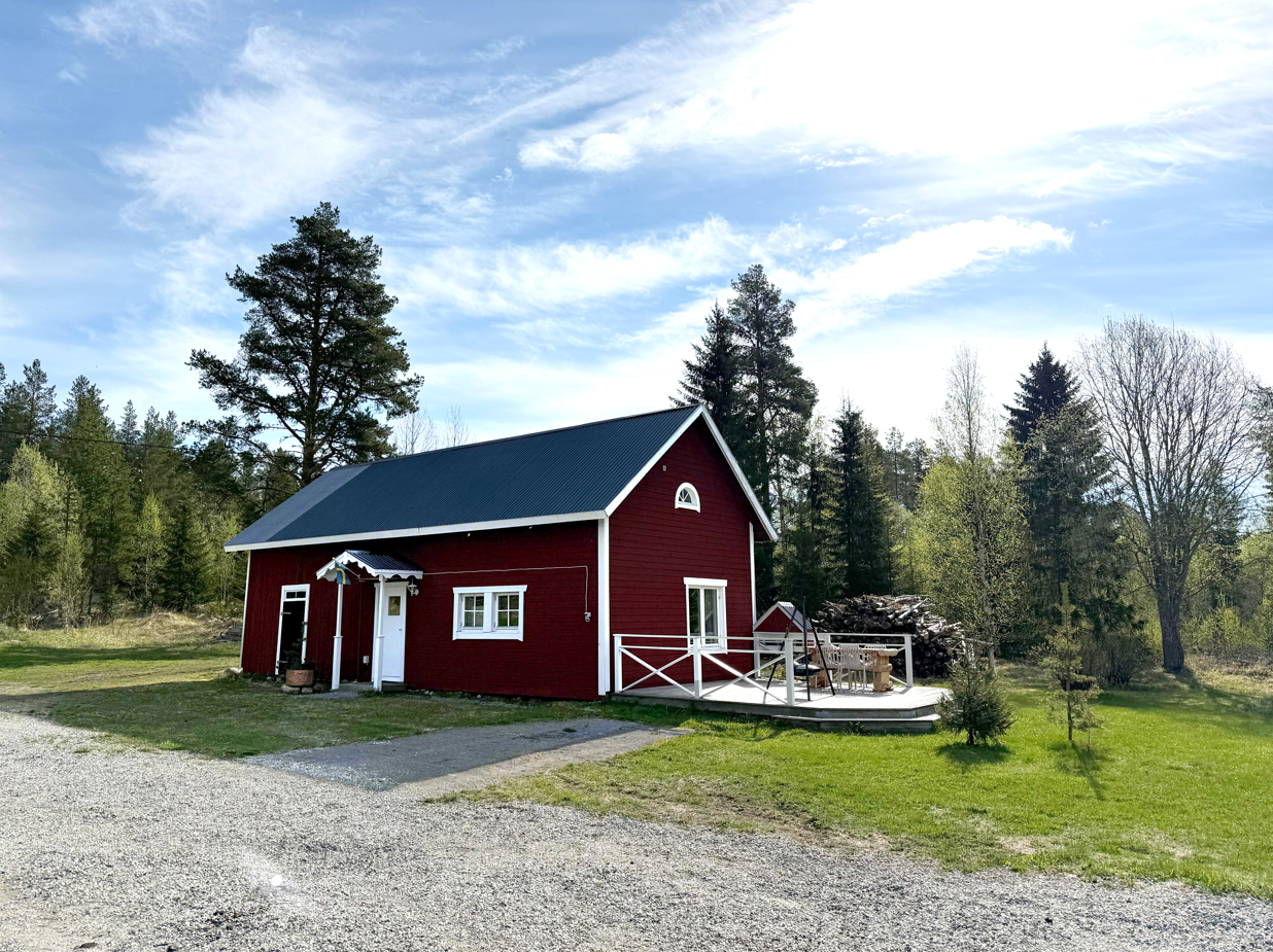 Mysig stuga i skogen på en gård