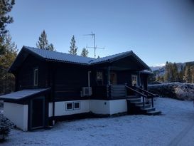 Fjällstuga  med solläge nära Lindvallen