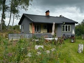 Mindre stuga med lantligt läge