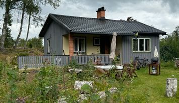 Mindre stuga med lantligt läge