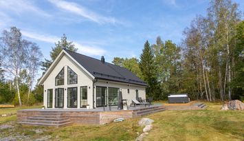 Modernt fritidshus nära havet i Norrtälje