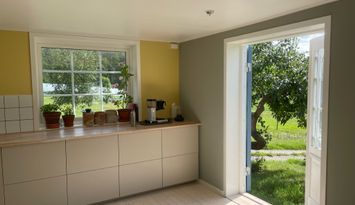 Rymligt hus på gård, intill restaurang