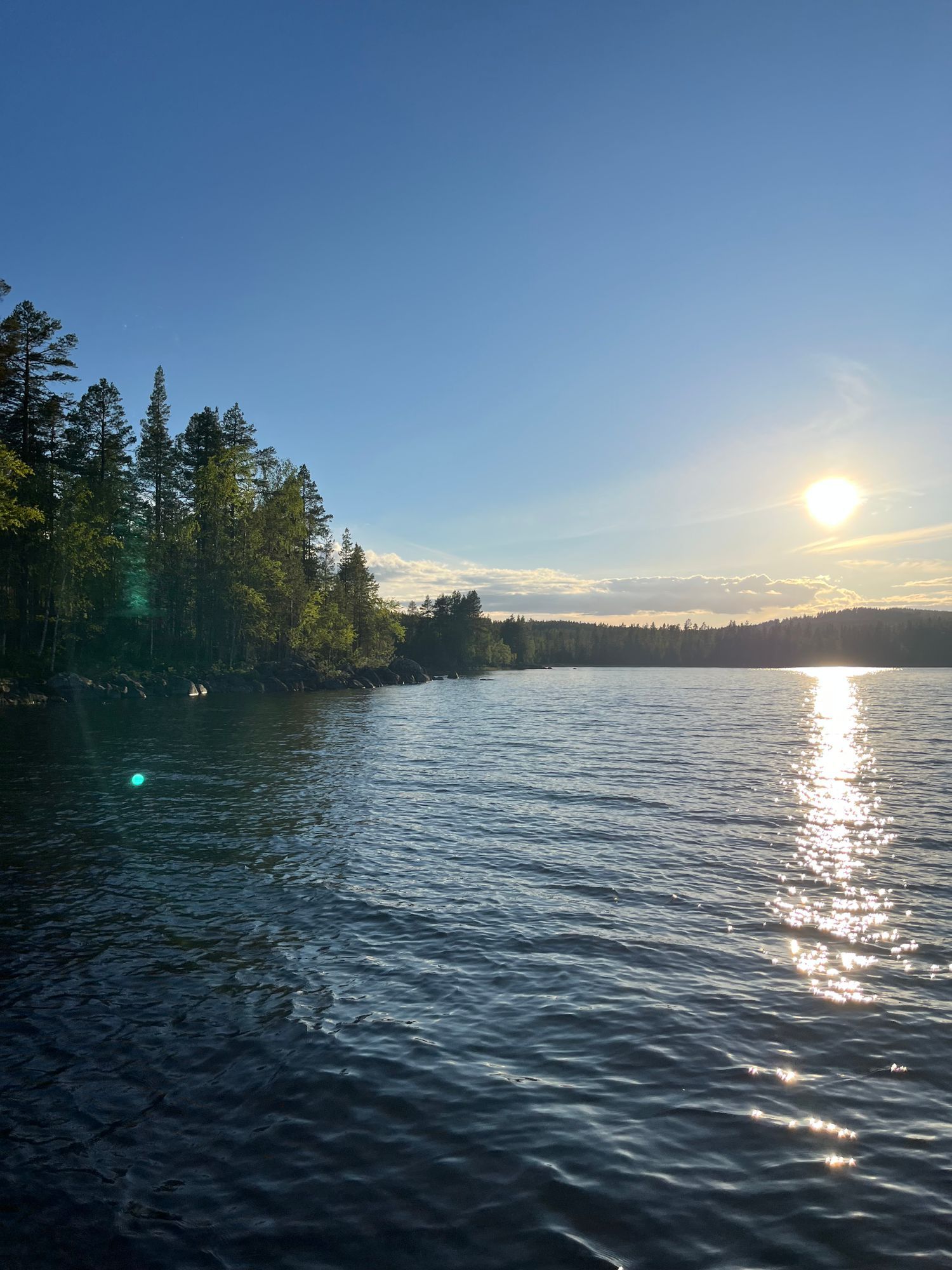 Rejäl off‑grid timmerstuga vackert belägen vid sjö – bild 3 av 23