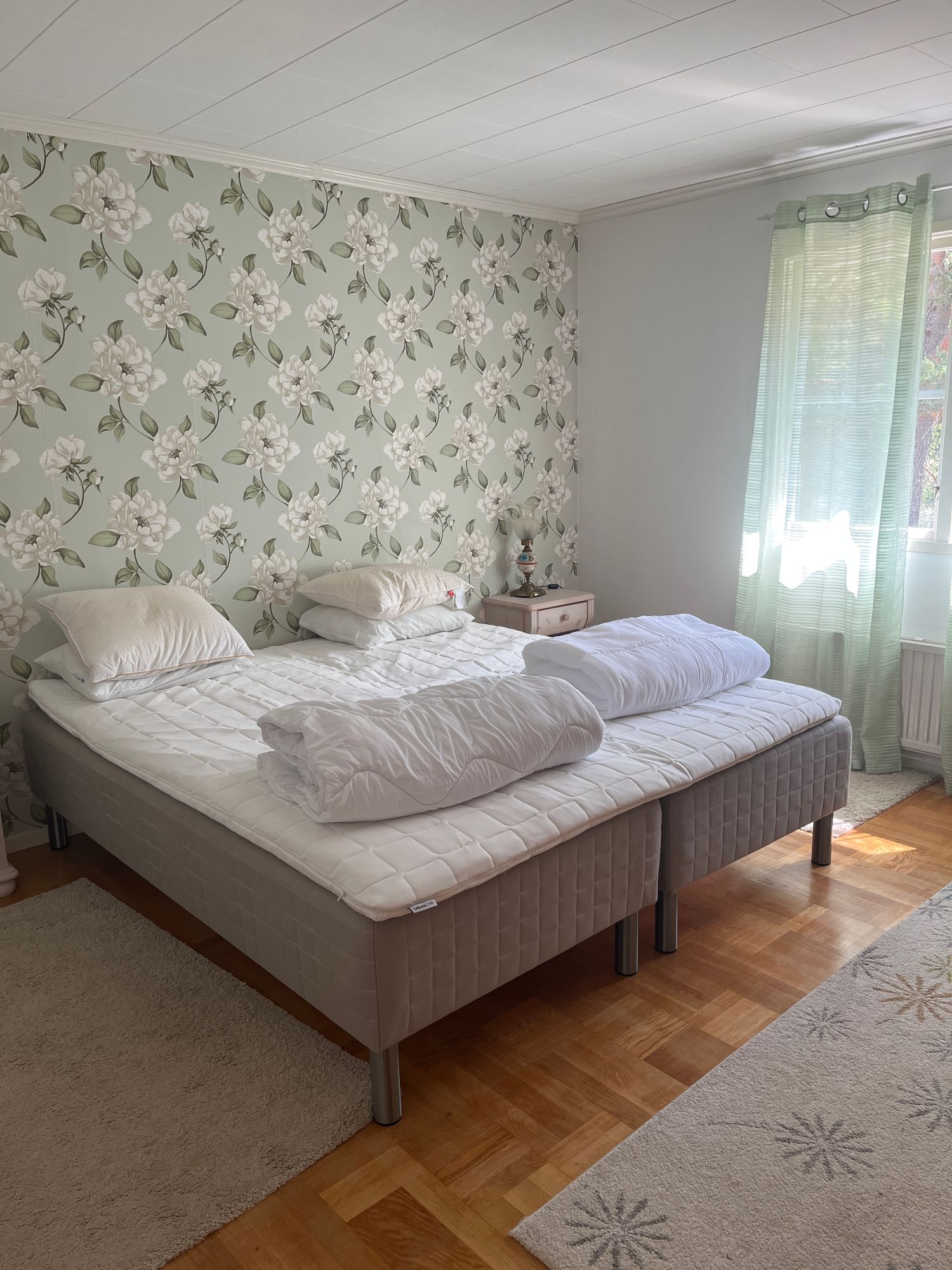 Rymligt hus på landet bredvid damm med egen brygga – bild 23 av 24