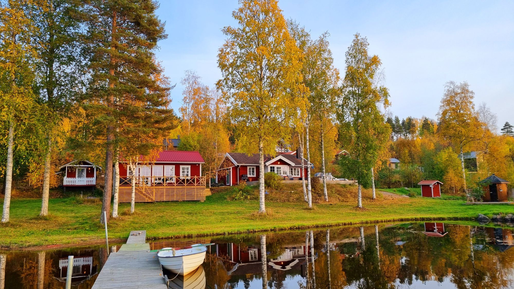 Mysig stuga med strandtomt nära Järvsöbacken – bild 3 av 24