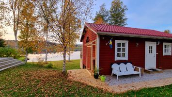 Mysig stuga med strandtomt nära Järvsöbacken