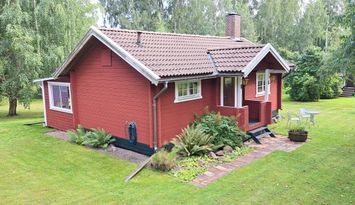 Idyllisk timmerstuga vid Vättern