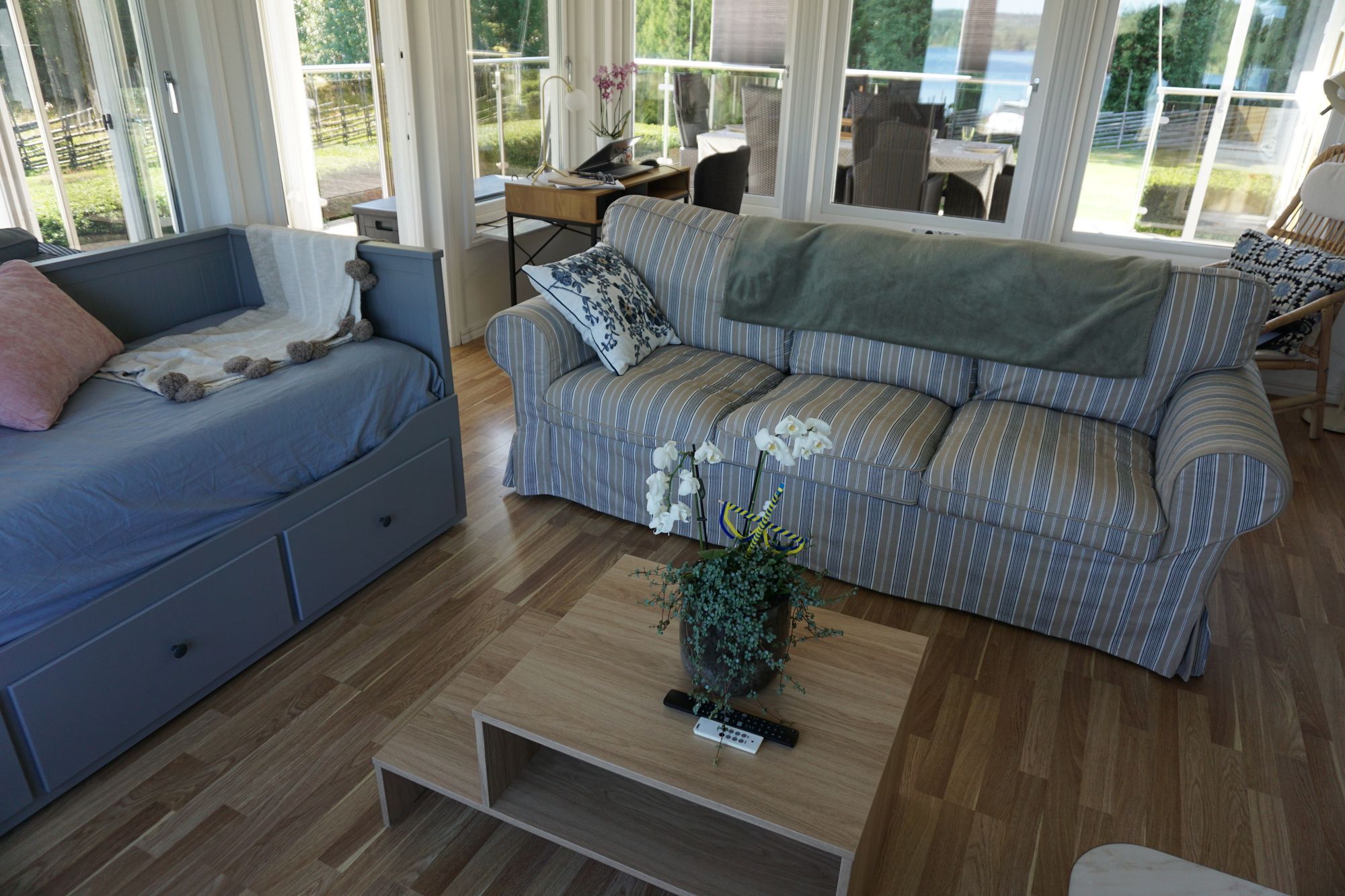 Rofylld sjönära retreat – bild 5 av 16