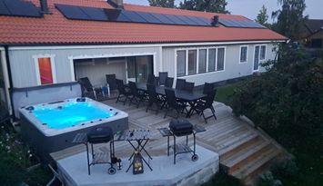 stor enplans villa med lekvänlig trädgård