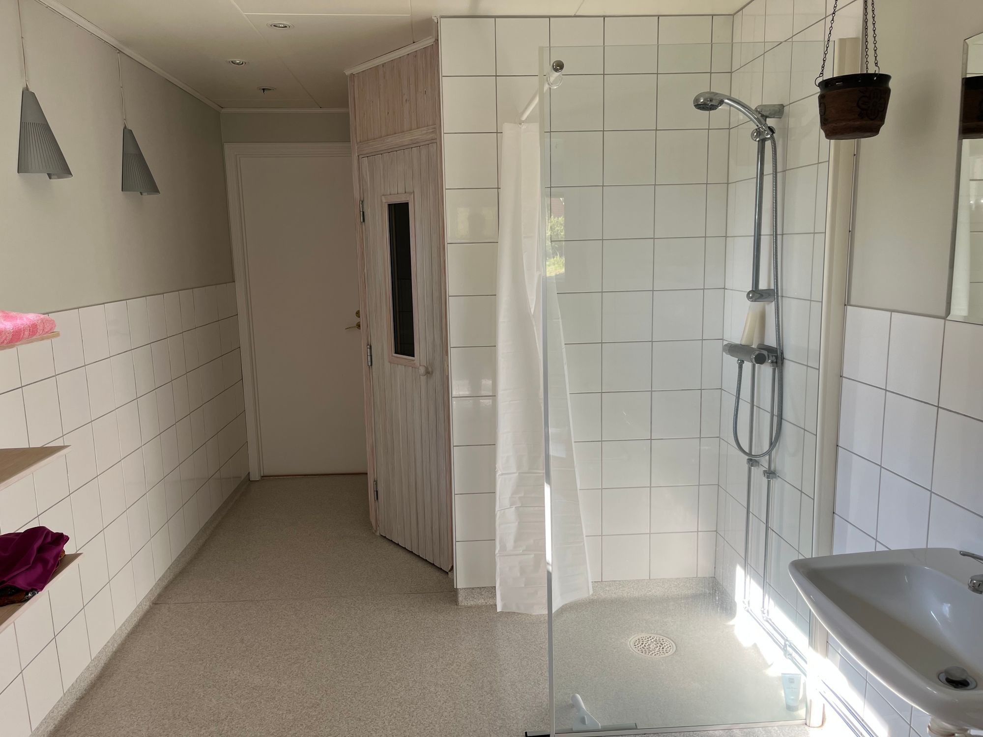 Generös enplansvilla med bad, fiske och skog – bild 14 av 20