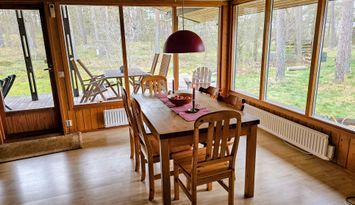 Stuga med skogs utsikt och nära till stranden