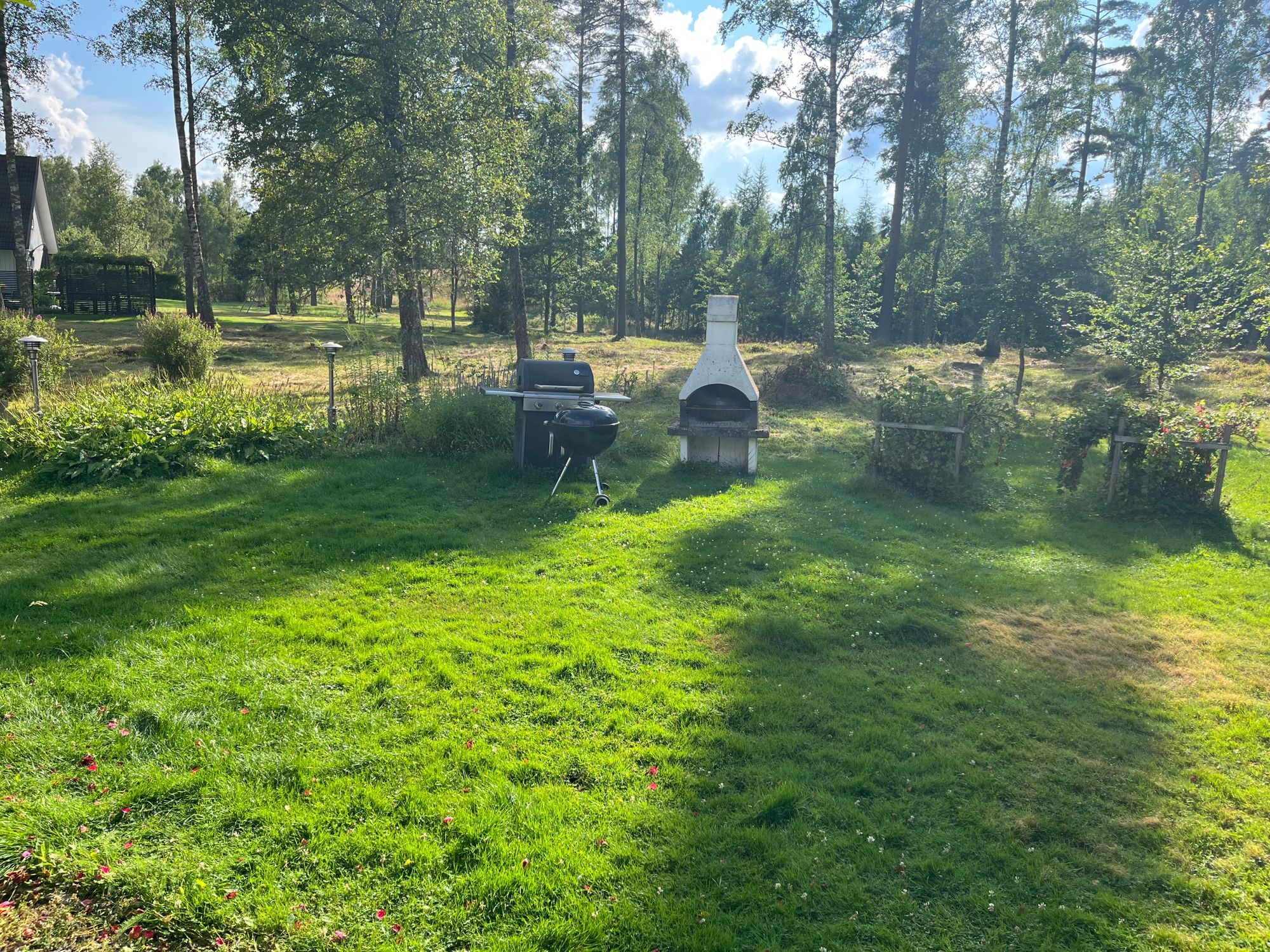 Generös enplansvilla med bad, fiske och skog – bild 18 av 20