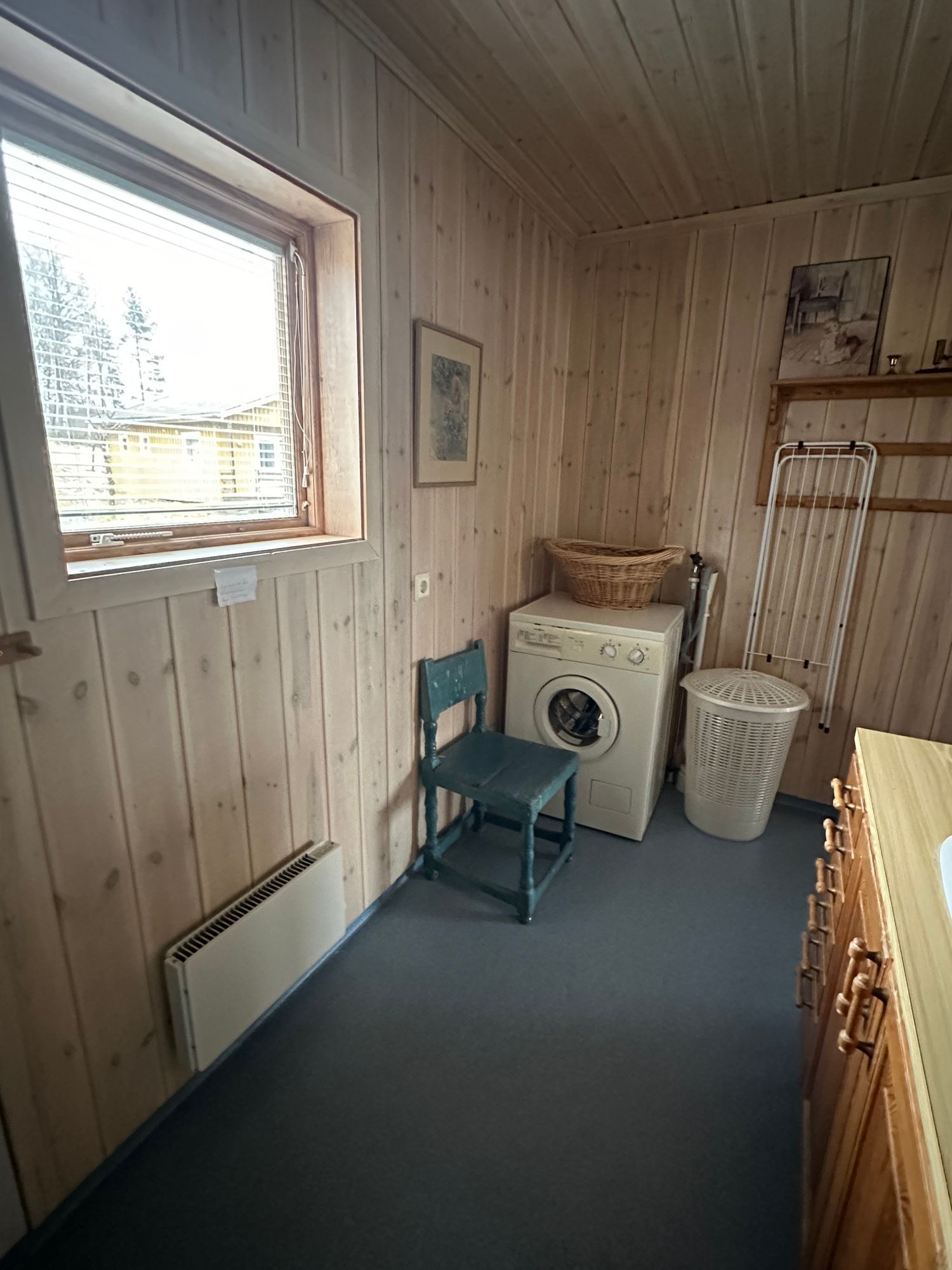 Typical Swedish cottage with stuga overlook a lake – bild 19 av 24