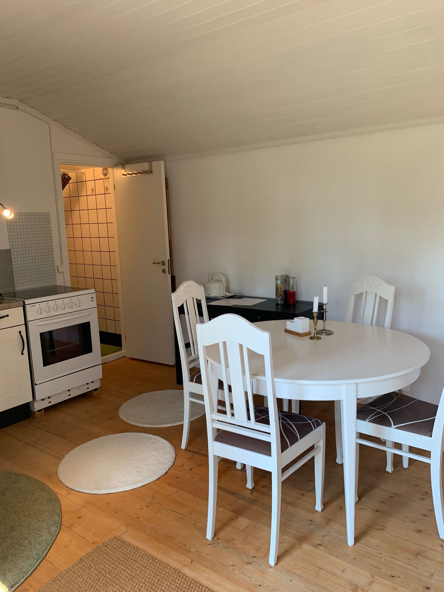 Kustnära och trivsam Gäststuga vid skogsbrynet – bild 9 av 24