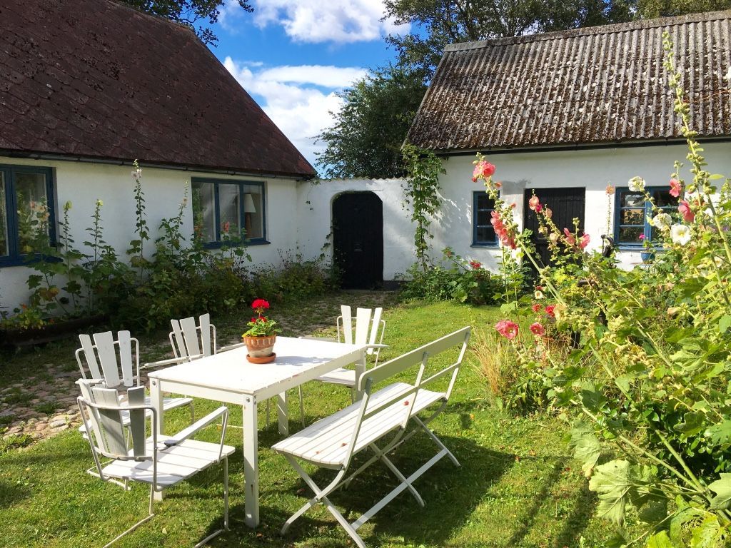Fyrlängad gård mitt på Österlen – bild 3 av 16