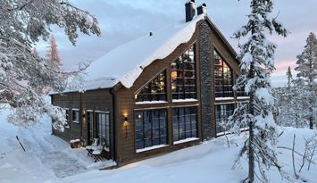 Ny stuga nära backe och längdspår (billaddare)