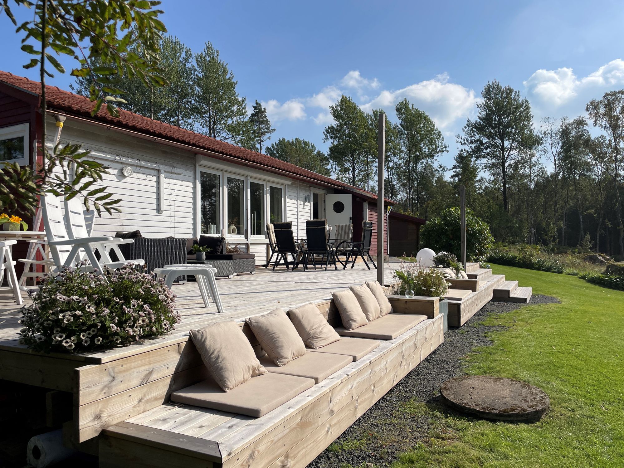 Mysig stuga med sjöutsikt och egen brygga. – bild 2 av 19