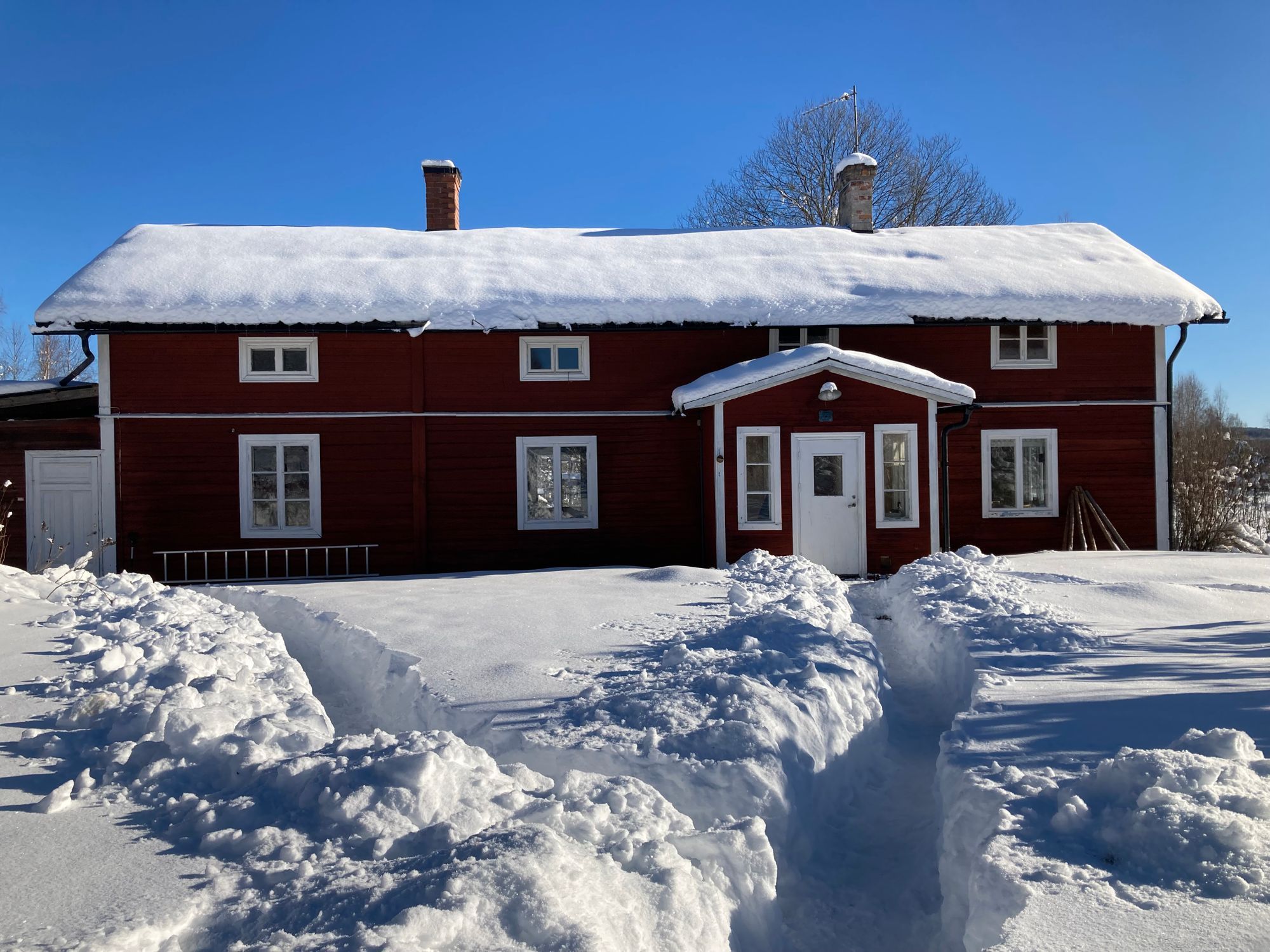 Rymlig stuga norr om Ljusdal – bild 13 av 19