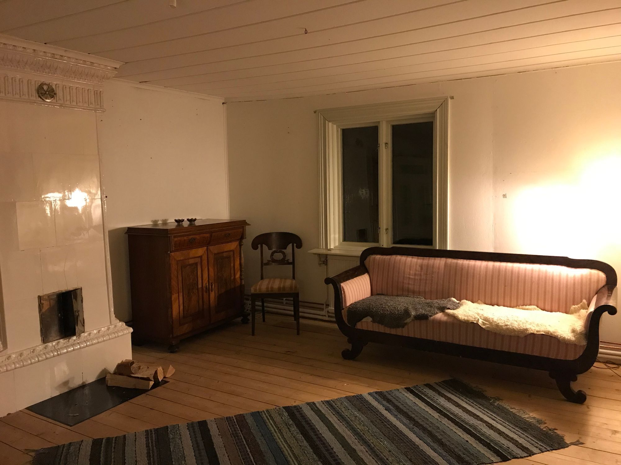 Rymlig stuga norr om Ljusdal – bild 10 av 19