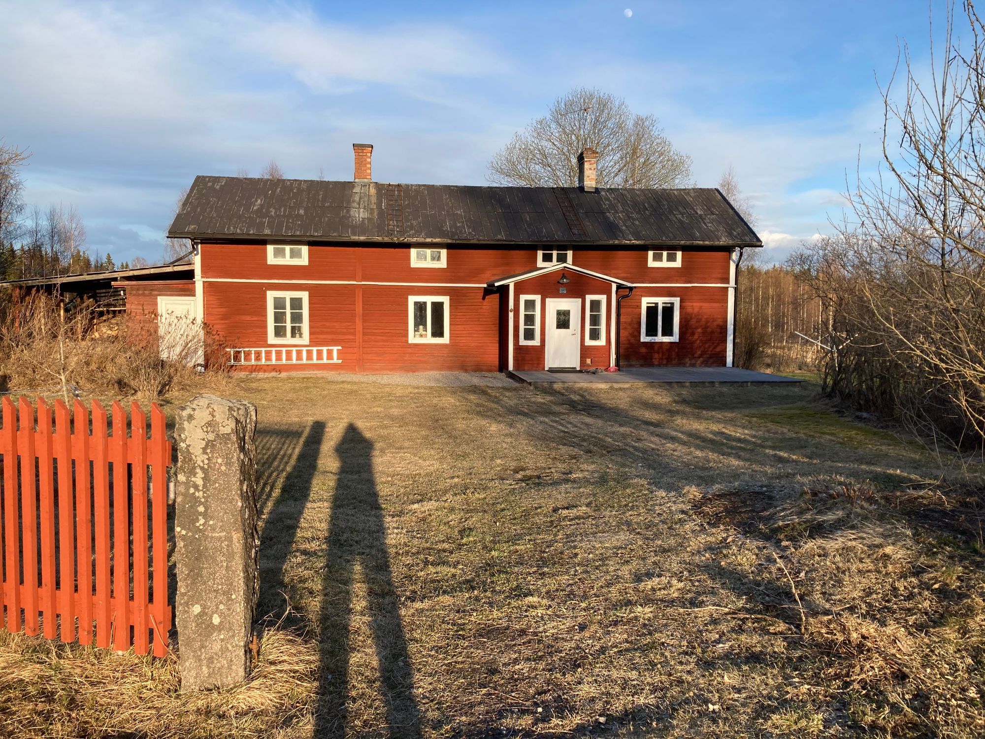 Rymlig stuga norr om Ljusdal – bild 2 av 19