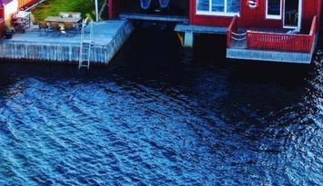 Stor sjöbod med bastu i idyllisk skärgårdsmiljö