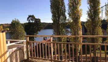 Egen våning i radhus med sjöutsikt nära Stockholm