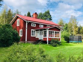 Neu renovierter Hälsinge-Hof naturschön in Järvsö