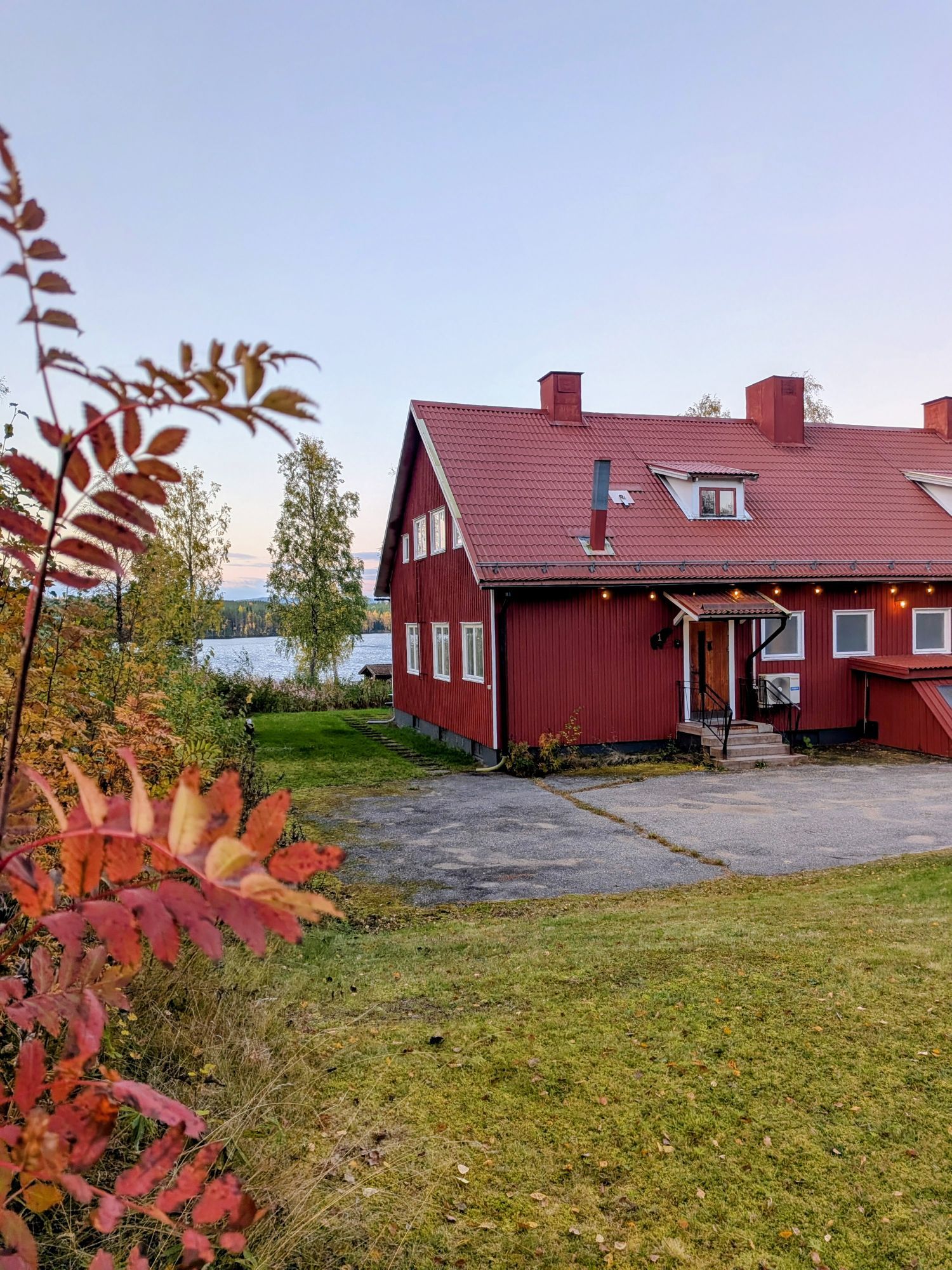 Rymliga hus med älvutsikt