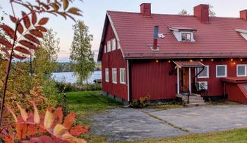 Rymliga hus med älvutsikt