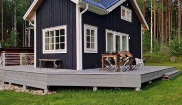Nyrenoverad stuga med sjönära läge