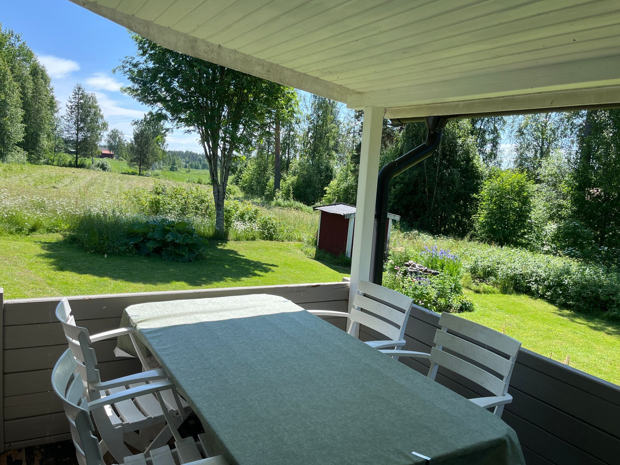 Trivsam stuga nära skog, sjö och stränder – bild 9 av 11