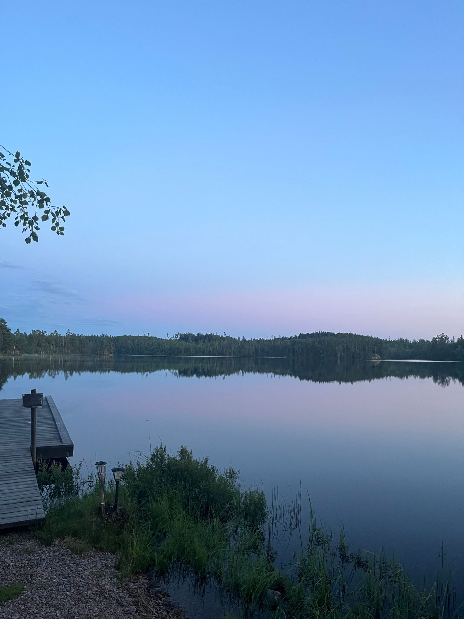 Sjötomt med brygga och båt – bild 19 av 24
