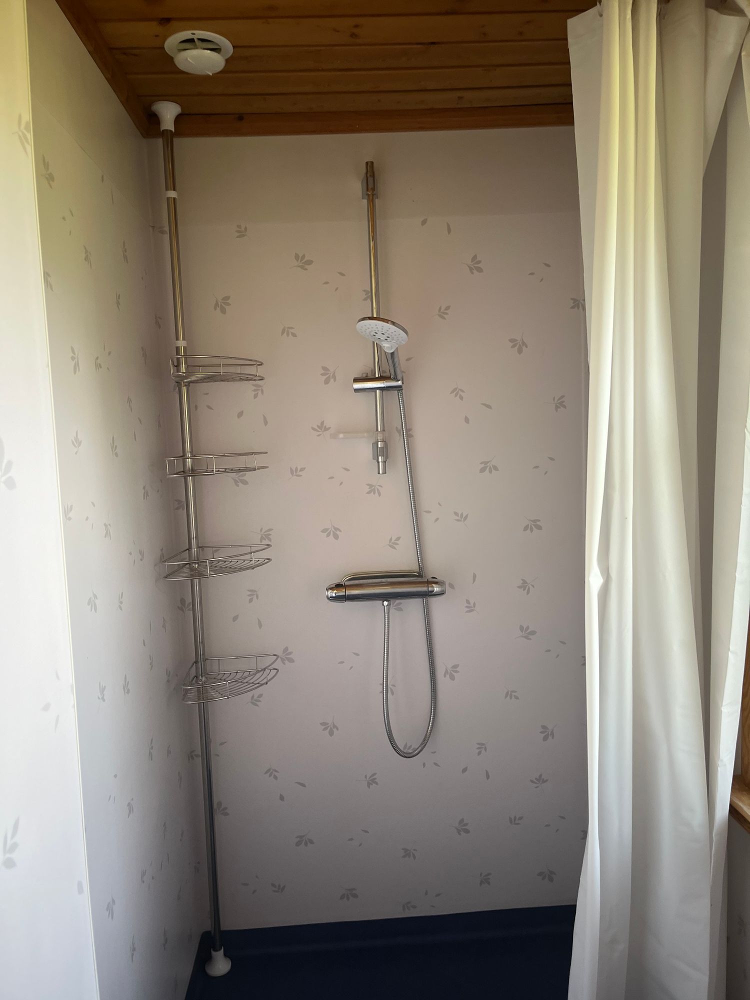 Mysig stuga nära hav och skog utanför Västervik – bild 8 av 23