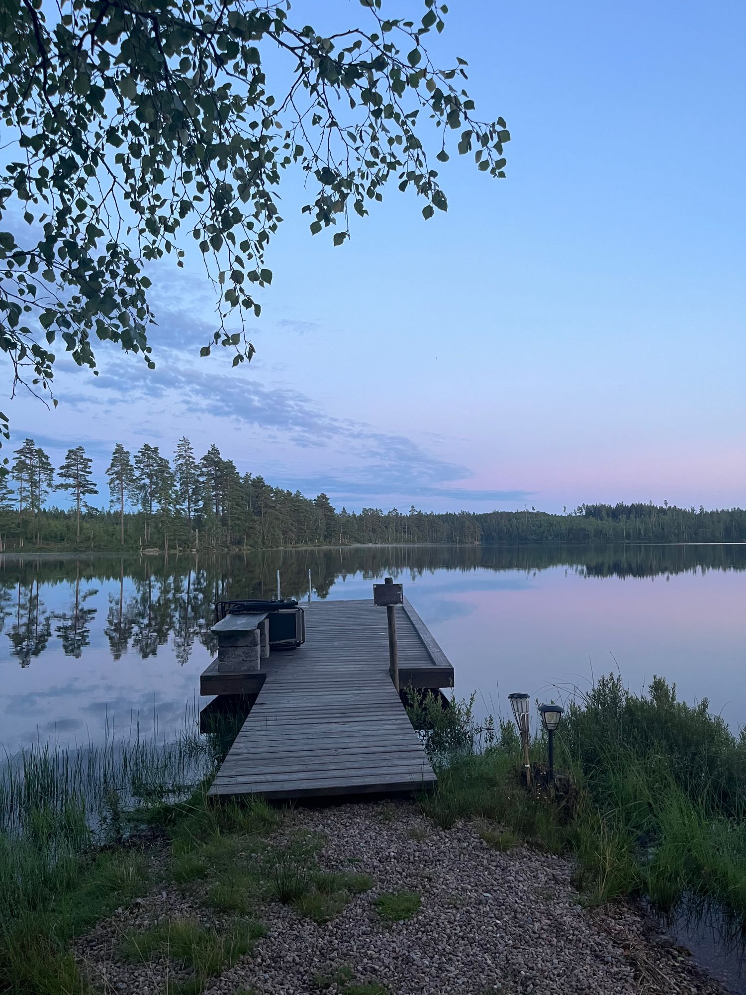 Sjötomt med brygga och båt – bild 20 av 24