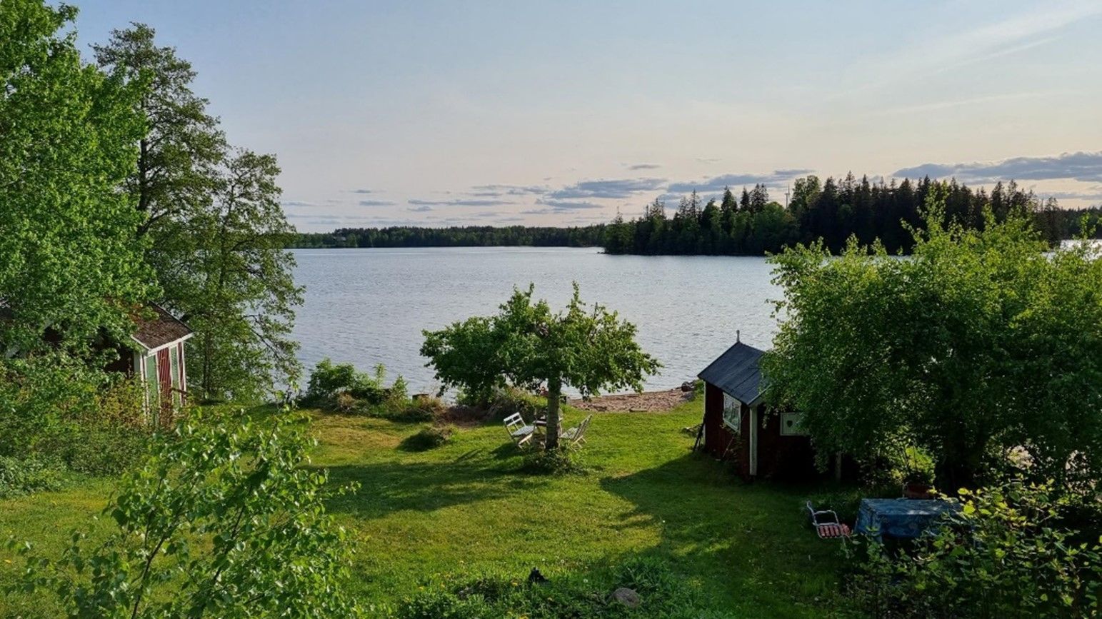 Mysig stuga med sjötomt på småländska höglandet – bild 2 av 24