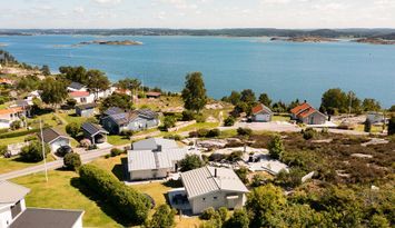 Stuga med havsutsikt och gångavstånd till bad!